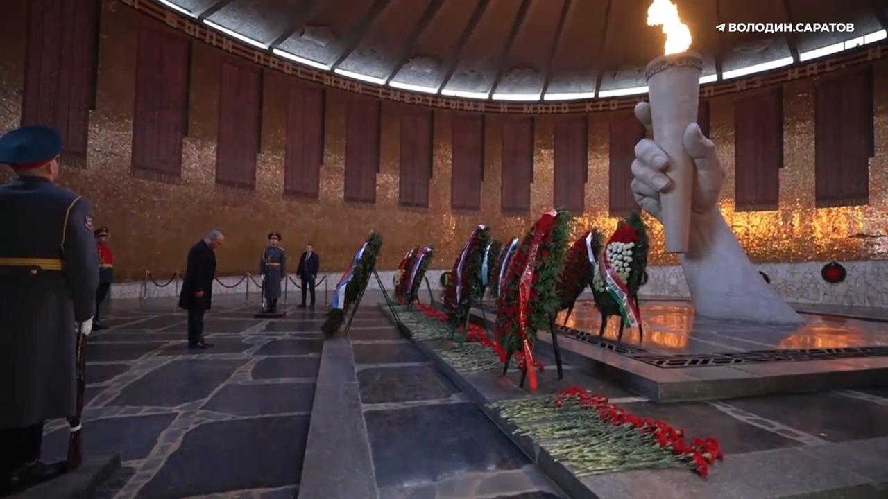 Володин возложил венок к Вечному огню на Мамаевом Кургане, почтя память защитников Сталинграда